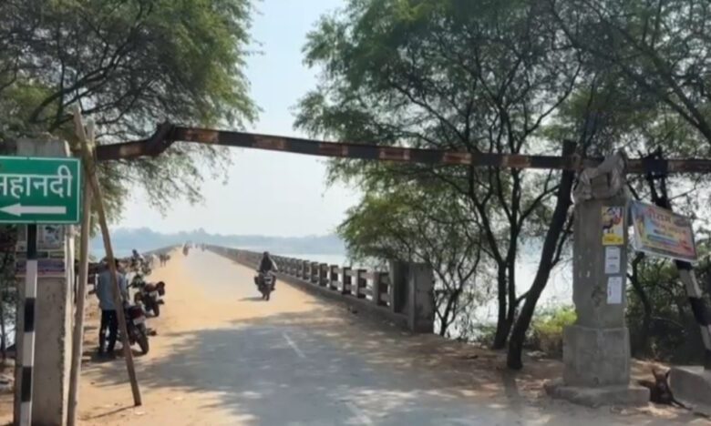 राजपत्रिका : सक्ती:महानदी पर करोड़ों की लागत से बने पुल के बंद होने से आमजन परेशान, प्रशासन की अनदेखी से आक्रोश KSHITITECH