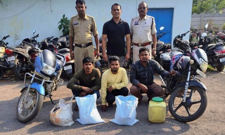 राजपत्रिका : रायगढ़ में अवैध शराब के खिलाफ पुलिस की दो बड़ी कार्रवाइयाँ, तीन आरोपी गिरफ्तार, 50 लीटर महुआ शराब और दो बाइक जब्त KSHITITECH