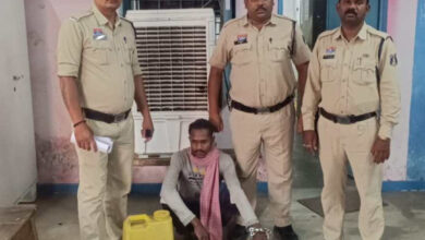 राजपत्रिका : रायगढ़ नेतनागर में अवैध महुआ शराब भट्टी पर जूटमिल पुलिस की दबिश, 15 लीटर शराब जब्त, 200 किलो महुआ पास का नष्टीकरण, एक गिरफ्तार KSHITITECH