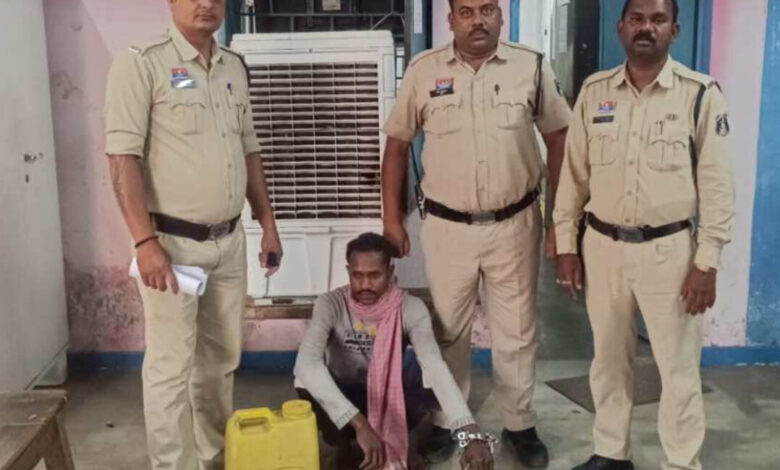 राजपत्रिका : रायगढ़ नेतनागर में अवैध महुआ शराब भट्टी पर जूटमिल पुलिस की दबिश, 15 लीटर शराब जब्त, 200 किलो महुआ पास का नष्टीकरण, एक गिरफ्तार KSHITITECH