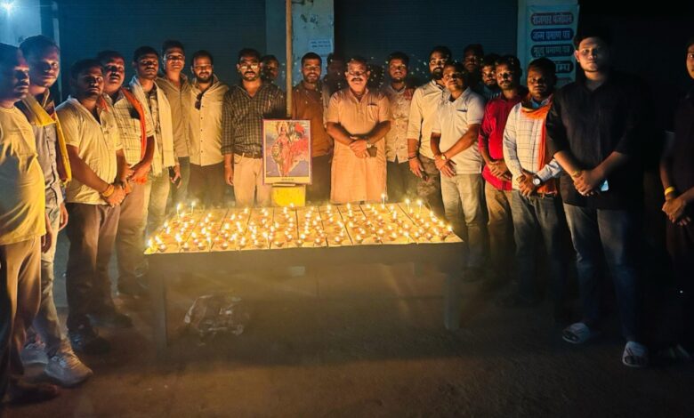 राजपत्रिका : पहलगाम आतंकी हमला विरोध : बम्हनीडीह के ग्रामीणों ने निकाला कैंडल मार्च, शहीदों को दी श्रद्धांजलि KSHITITECH