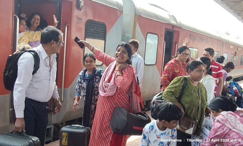 राजपत्रिका : पहलगाम में छत्तीसगढ़ के 65 लोग सुरक्षित लौटे, स्टेशन पर अपनों से मिलते ही छलके खुशी के आंसू KSHITITECH