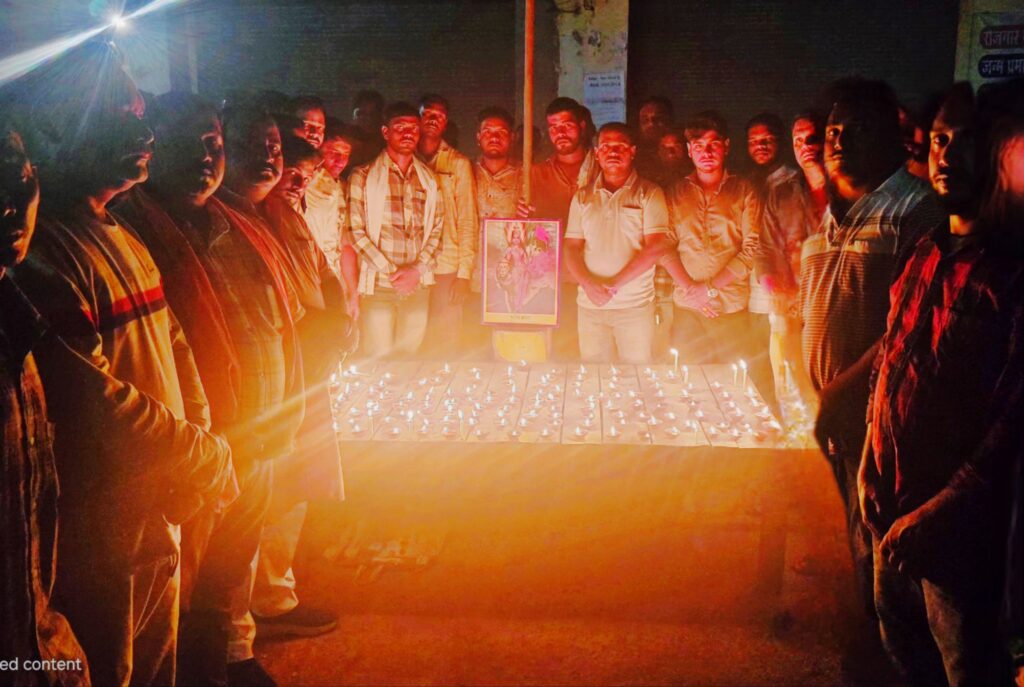 राजपत्रिका : पहलगाम आतंकी हमला विरोध : बम्हनीडीह के ग्रामीणों ने निकाला कैंडल मार्च, शहीदों को दी श्रद्धांजलि KSHITITECH