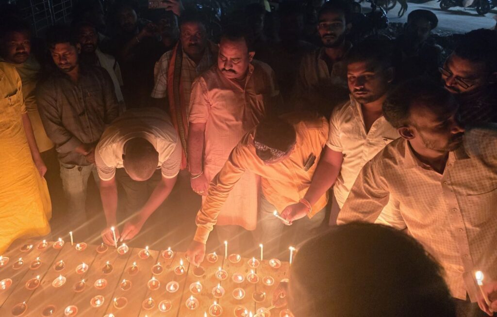 राजपत्रिका : पहलगाम आतंकी हमला विरोध : बम्हनीडीह के ग्रामीणों ने निकाला कैंडल मार्च, शहीदों को दी श्रद्धांजलि KSHITITECH