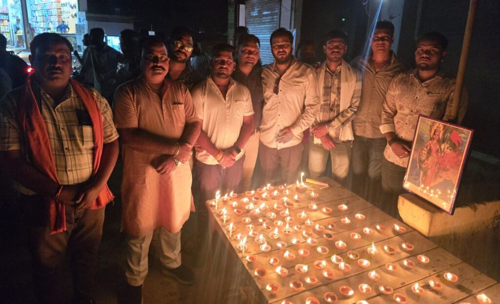 राजपत्रिका : पहलगाम आतंकी हमला विरोध : बम्हनीडीह के ग्रामीणों ने निकाला कैंडल मार्च, शहीदों को दी श्रद्धांजलि KSHITITECH