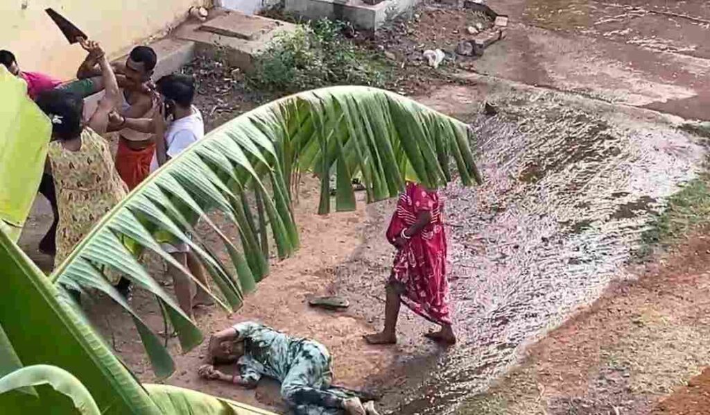 राजपत्रिका : कचरा फेंकने को लेकर विवाद, महिला ने आरी से पड़ोसियों को मारा, एक ही परिवार के तीन लोग घायल KSHITITECH