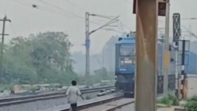 राजपत्रिका : रील बनाने चलती ट्रेन के सामने दौड़ा युवक.. लोको पायलट ने लगाया इमरजेंसी ब्रेक… KSHITITECH