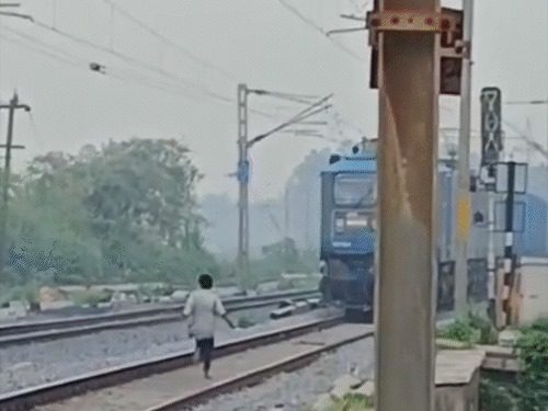राजपत्रिका : रील बनाने चलती ट्रेन के सामने दौड़ा युवक.. लोको पायलट ने लगाया इमरजेंसी ब्रेक… KSHITITECH
