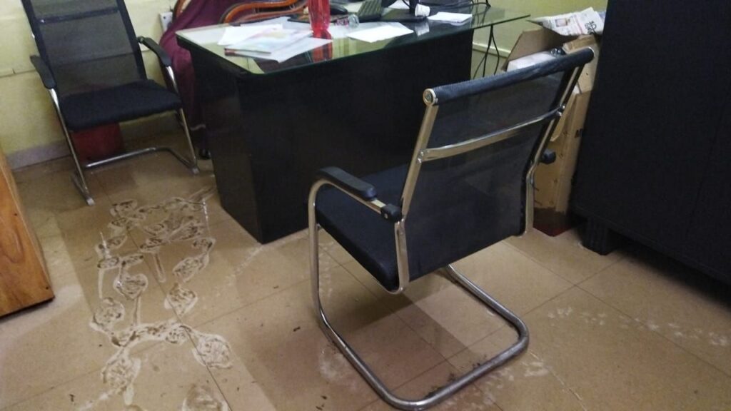 20 लाख की मरम्मत के बाद भी अस्पताल बना तालाब, बम्हनीडीह स्वास्थ्य केंद्र में डूबा इलाज KSHITITECH
