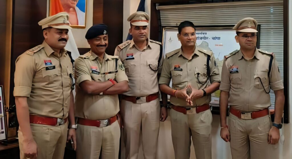 राजपत्रिका : जांजगीर चांपा जिले के तीन उपनिरीक्षक पदोन्नत होकर बने निरीक्षक, पुलिस अधीक्षक और एएसपी ने लगाया स्टार KSHITITECH