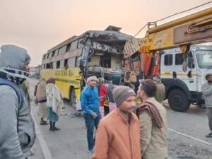 राजपत्रिका : नेशनल हाइवे पर खड़े ट्रेलर से टकराई तेज रफ्तार बस, 16 यात्री घायल KSHITITECH