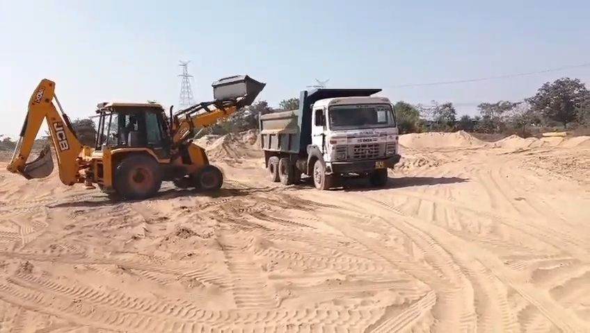 राजपत्रिका : 300 हाइवा रेत से 2 हाइवा नदी में डलवा कर बटोर रहे वाहवाही, रेत माफियाओं को खनिज विभाग का संरक्षण KSHITITECH