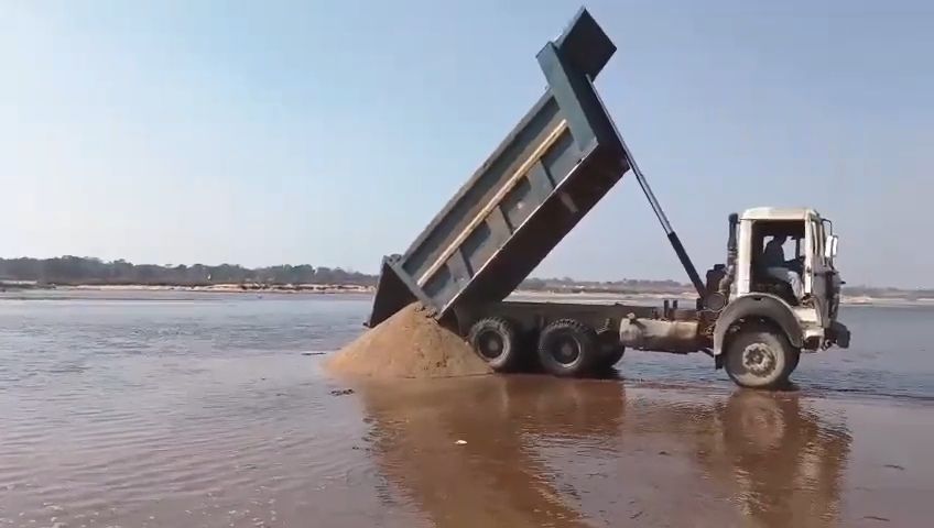 राजपत्रिका : 300 हाइवा रेत से 2 हाइवा नदी में डलवा कर बटोर रहे वाहवाही, रेत माफियाओं को खनिज विभाग का संरक्षण KSHITITECH