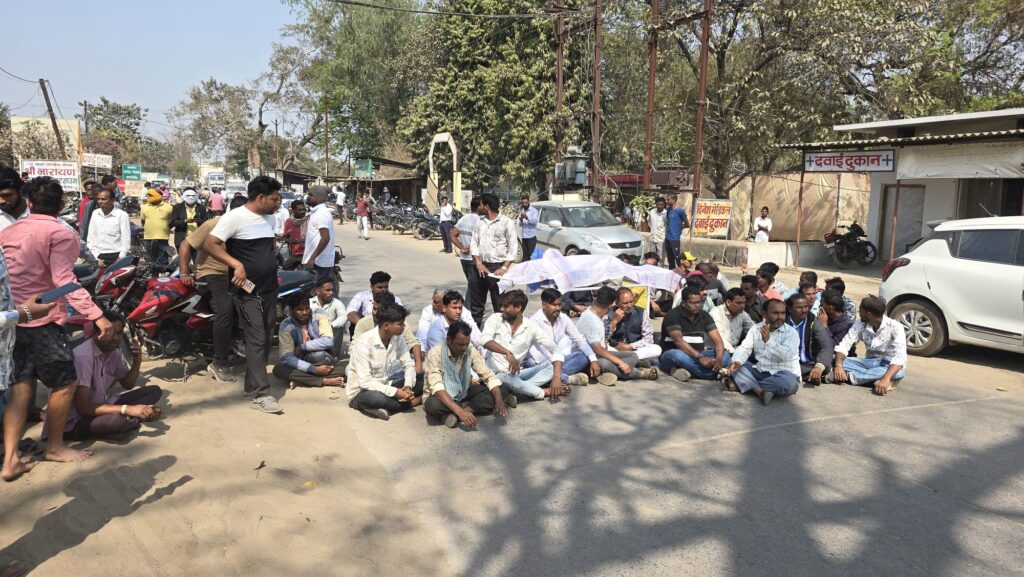 राजपत्रिका : तेज रफ्तार पिकअप से टक्कर में युवक की मौत, अस्पताल के सामने चक्का जाम KSHITITECH